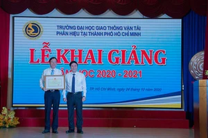 Phân hiệu ĐH GTVT tại TP.HCM đón nhận bằng khen của Bộ trưởng Bộ GD&ĐT vì đã hoàn thành xuất sắc nhiệm vụ năm học.