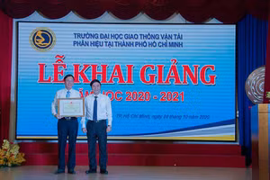 Phân hiệu ĐH GTVT tại TP.HCM đón nhận bằng khen của Bộ trưởng Bộ GD&ĐT vì đã hoàn thành xuất sắc nhiệm vụ năm học.