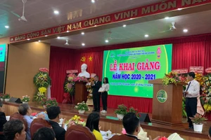 PGS-TS Huỳnh Thanh Hùng- Phó Hiệu trưởng phụ trách Trường ĐH Nông lâm TP.HCM trao học bổng cho thủ khoa