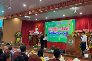 PGS-TS Huỳnh Thanh Hùng- Phó Hiệu trưởng phụ trách Trường ĐH Nông lâm TP.HCM trao học bổng cho thủ khoa