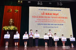 Những bộ máy tính hưởng ứng chương trình " Sóng và máy tính cho em" đã được trao tận tay các em học sinh có hoàn cảnh khó khăn trong địa bàn quận.