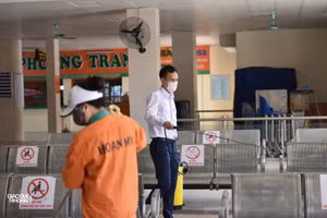 Bến xe tại Hà Nội khuẩn trương dọn dẹp để đón khách.