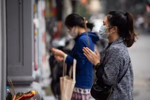 Nhiều bạn trẻ đã đến Chùa Hà để cầu tình duyên trong ngày 20/10.