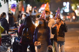 Lác đác người đổ về phố Hàng Mã vui chơi và tận hưởng không khí Halloween.