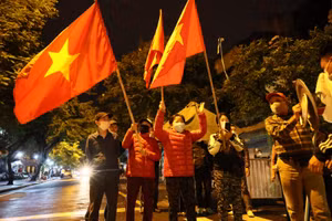 Người dân tại quanh Bệnh viện Việt Đức vui mừng vì đã được quay trở lại cuộc sống bình thường.