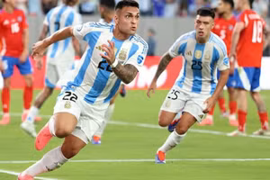 Argentina vào tứ kết Copa America sớm một vòng đấu.