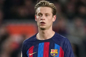 De Jong lọt tầm ngắm của Man United.