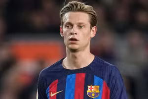 De Jong lọt tầm ngắm của Man United.