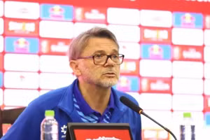 HLV Troussier chưa có ý định từ chức.