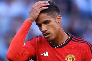 Raphael Varane không còn nằm trong kế hoạch mua sắm của MU.