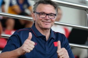 HLV Philippe Troussier nhận nhiều hoài nghi sau thất bại ở Asian Cup.