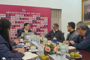 VFF và HLV Philippe Troussier bàn về các vấn đề của các tuyển quốc gia.