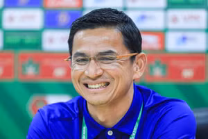 HLV Kiatisak chưa muốn bàn tới chuyện dẫn dắt tuyển Việt Nam.