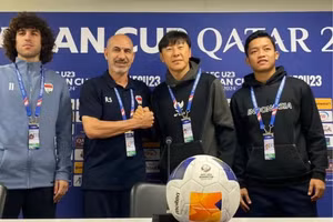 HLV Radhi Shenaishil của U23 Iraq tỏ ra khá thận trọng trước Indonesia.