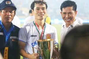 Văn Toàn vô địch V-League cùng CLB Nam Định.