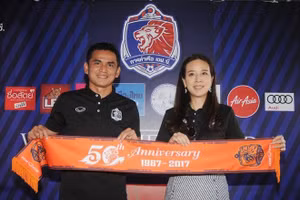 HLV Kiatisak có cơ hội trở lại dẫn dắt tuyển Thái Lan.