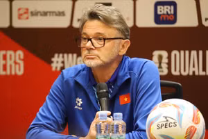 HLV Troussier thất vọng với trận thua Indonesia.