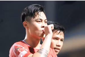 Đức Chiến được mời sang Hàn Quốc chơi bóng.