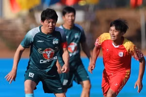 HLV Vũ Tiến Thành cùng Hoàng Anh Gia Lai giao hữu trước Tết nguyên Đán.