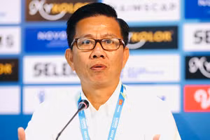 HLV Hoàng Anh Tuấn nói về điều vô lý của V-League