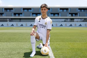 Arda Guler được Dwight Yorke khuyên tới Man United thi đấu.