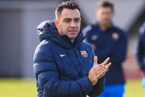 Xavi được thuyết phục ở lại Barca.