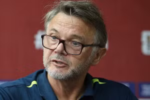 HLV Troussier thận trọng trước trận gặp Indonesia.