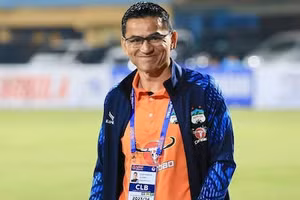 HLV Kiatisak rời Hoàng Anh Gia Lai để gia nhập CLB Công an Hà Nội.