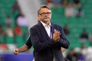 HLV Troussier gặp nhiều áp lực trước trận tái đấu Indonesia.