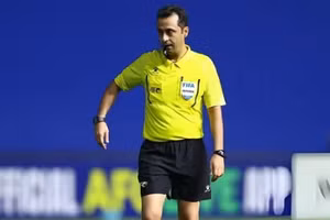 Trọng tài Mooud Bonyadifard bắt chính trận U23 Việt Nam - U23 Malaysia.