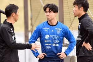 Công Phượng có lần đầu tiên ra sân đá chính ở Nhật Bản.