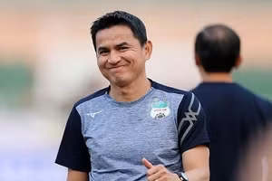 HLV Kiatisak ấp ủ đưa Chanathip và Bunmathan tới V-League thi đấu.