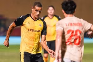 Tuyển ngôi sao Brazil để thua Công an Hà Nội trên sân Hàng Đẫy.