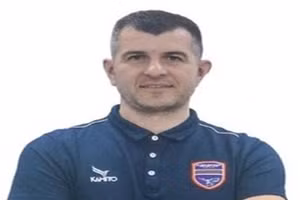 Cristiano Roland làm trợ lý cho HLV trưởng Trần Minh Chiến ở U17 Việt Nam.