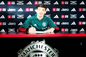 Shea Lacey ký hợp đồng chuyên nghiệp 5 năm với Man United.