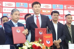 HLV Kim Sang-sik được giao chỉ tiêu vào chung kết AFF Cup.