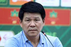 HLV Vũ Tiến Thành chê cầu thủ Hà Nội chơi tiểu xảo.