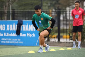 Thủ thành Đức Dũng bước vào tập luyện hồi phục.