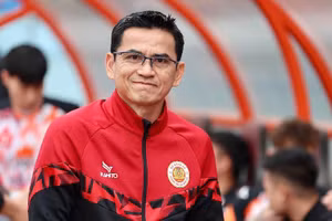 HLV Kiatisak thất vọng với trận thua Nam Định ở vòng 16.