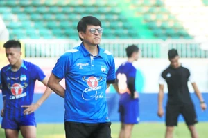 HLV Vũ Tiến Thành quyết thắng CLB TPHCM ở vòng 13 V-League.