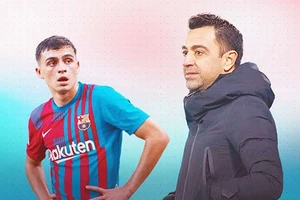 Pedri và huấn luyện viên Xavi chuẩn bị rời Barca.