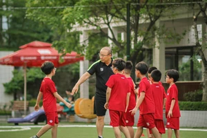 Học viên Park Hang Seo sang Hàn Quốc tập huấn.