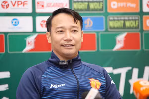 HLV Vũ Hồng Việt không giấu được niềm vui sau chức vô địch của Nam Định.