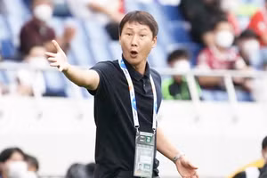 HLV Kim Sang-sik hiện đã có 5 trợ lý.