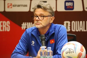 HLV Troussier thất vọng với trận thua Indonesia.