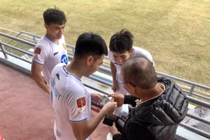 Đức Huy nhận quà sinh nhật từ HLV Park Hang Seo.