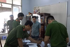 Lực lượng chức năng khám xét nơi ở của Vũ. Ảnh: Công an cung cấp.