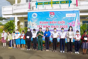 Đại diện lãnh đạo Tỉnh đoàn Sóc Trăng và BĐBP tỉnh trao học bổng cho các em học sinh nghèo vượt khó học giỏi. 