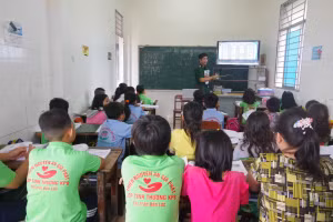 Một tiết học tại lớp học tình thương. Ảnh: Minh Luận.