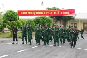 Cán bộ, chiến sĩ biên phòng tham gia Ngày chạy thể thao quân sự kết hợp Ngày chạy Olympic vì sức khoẻ toàn dân.